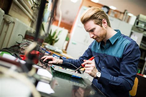what does an electrical engineer do.